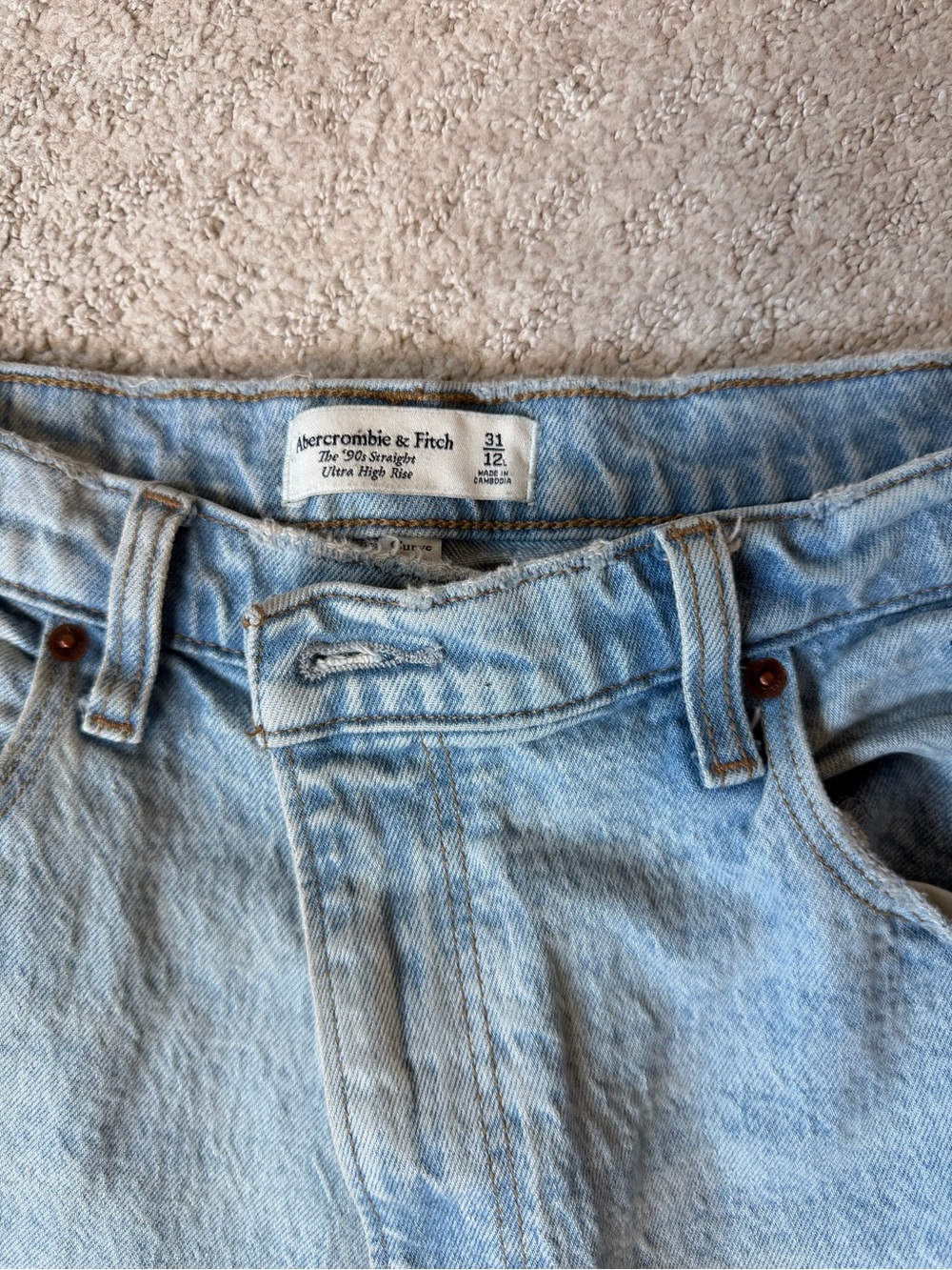 Abercrombie Ultra High-Rise 90s Straight Light Wash Jeans -Curve Love - Picture 4 of 6